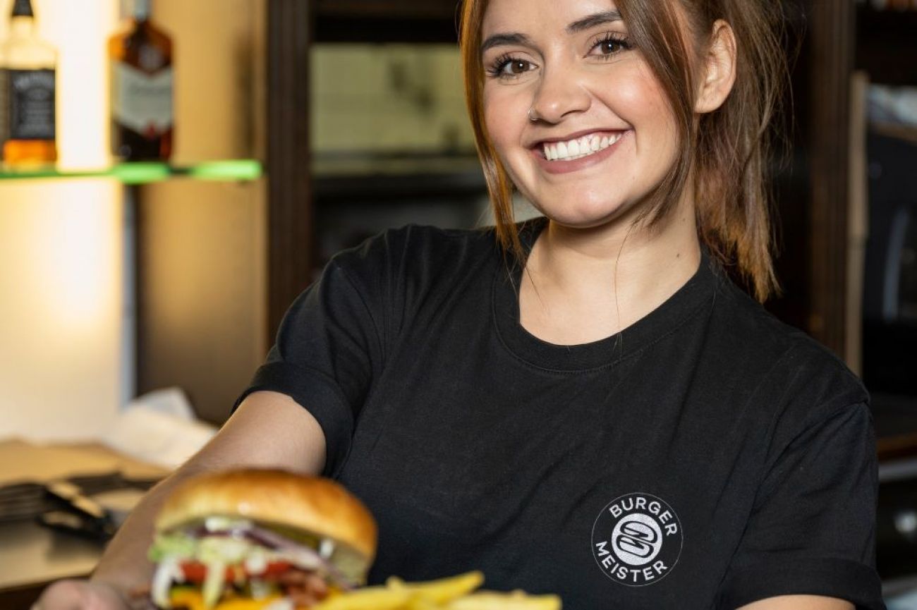 Mitarbeiterin liefert Burgermenu