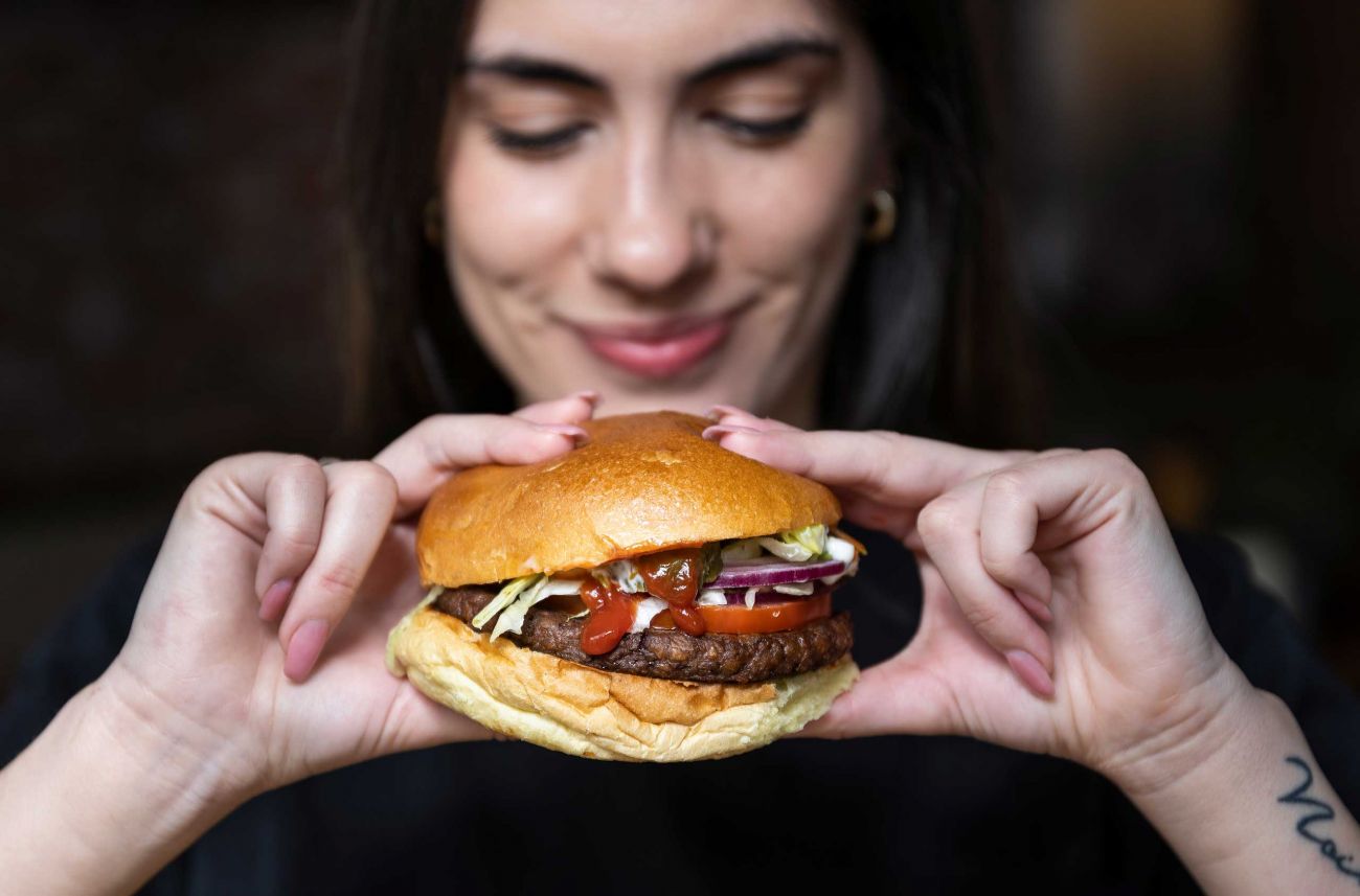 Kundin geniesst hausgemachten Burger 