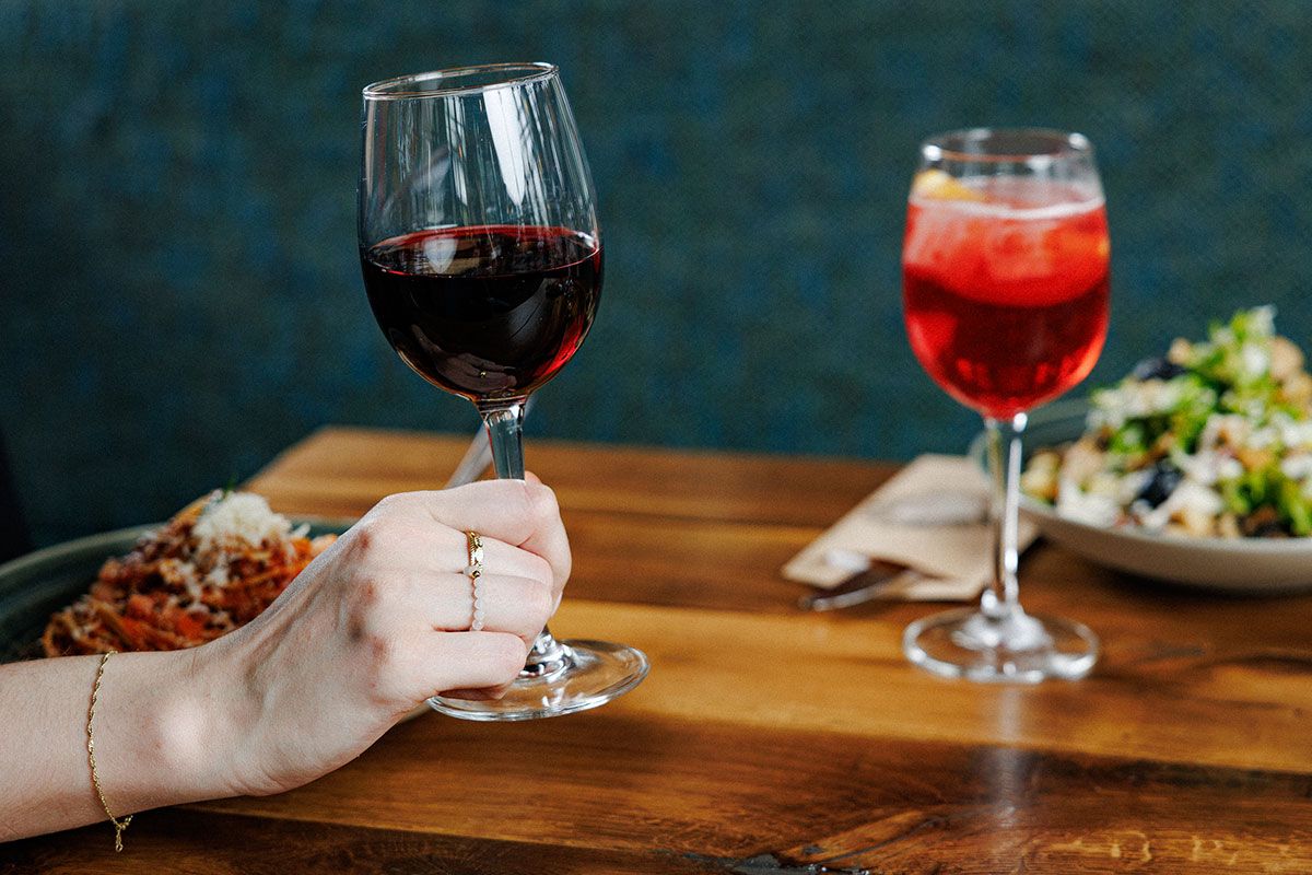 Ein Glas Wein und ein Aperitivo mit Speisen